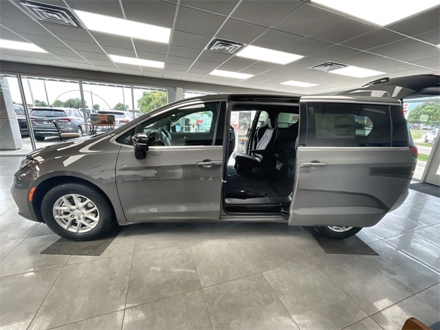 2025 Chrysler Pacifica Passenger Van 