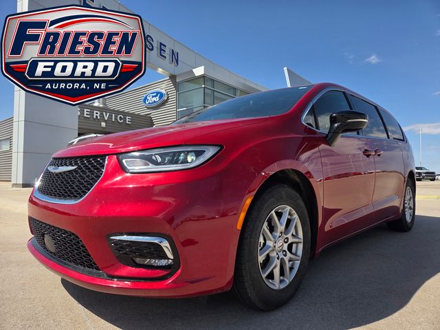 2025 Chrysler Pacifica Select's photo