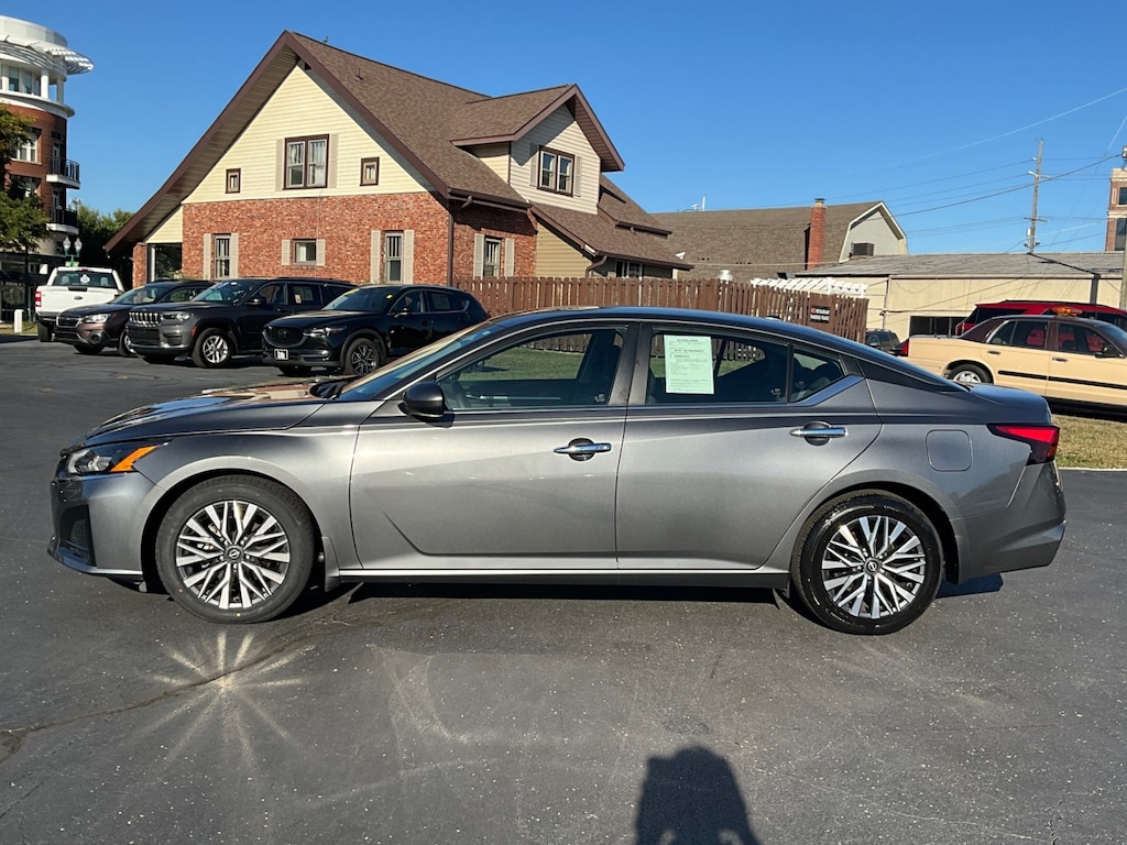 Used 2023 Nissan Altima 2.5 SV Sedan