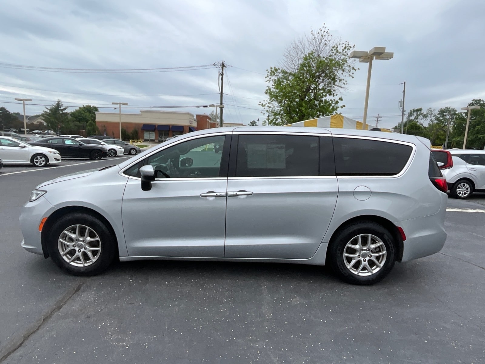 2023 Chrysler Pacifica Touring - Photo 3