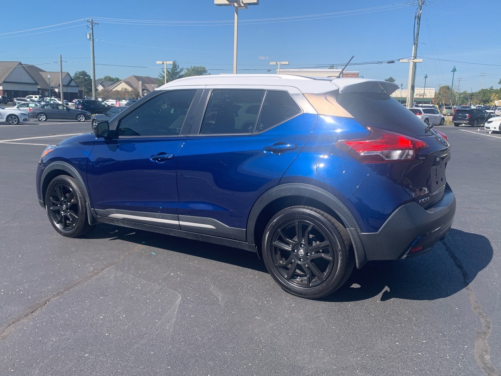 2019 Nissan Kicks SR photo 2