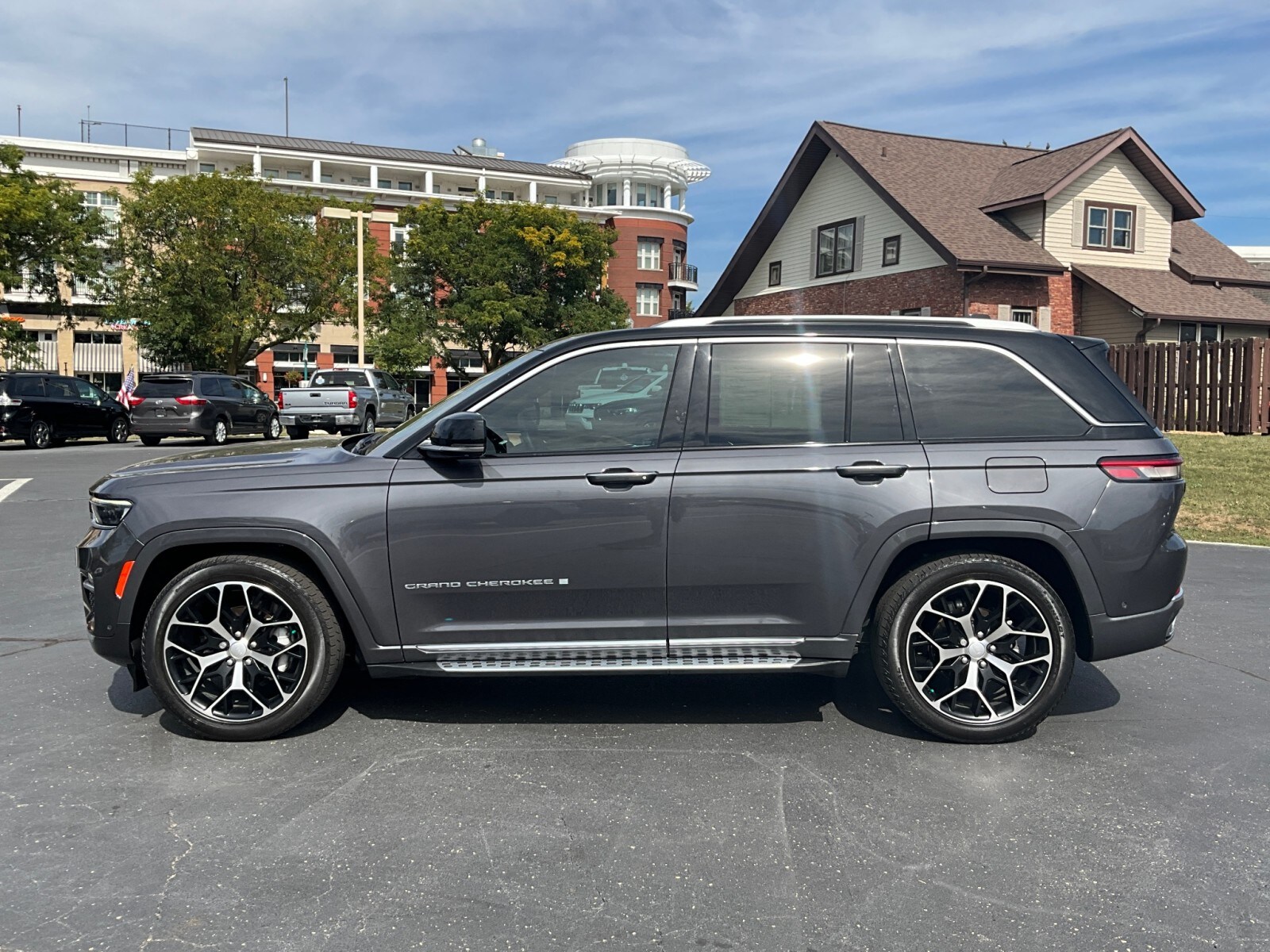 2022 Jeep Grand Cherokee Summit Reserve photo 3