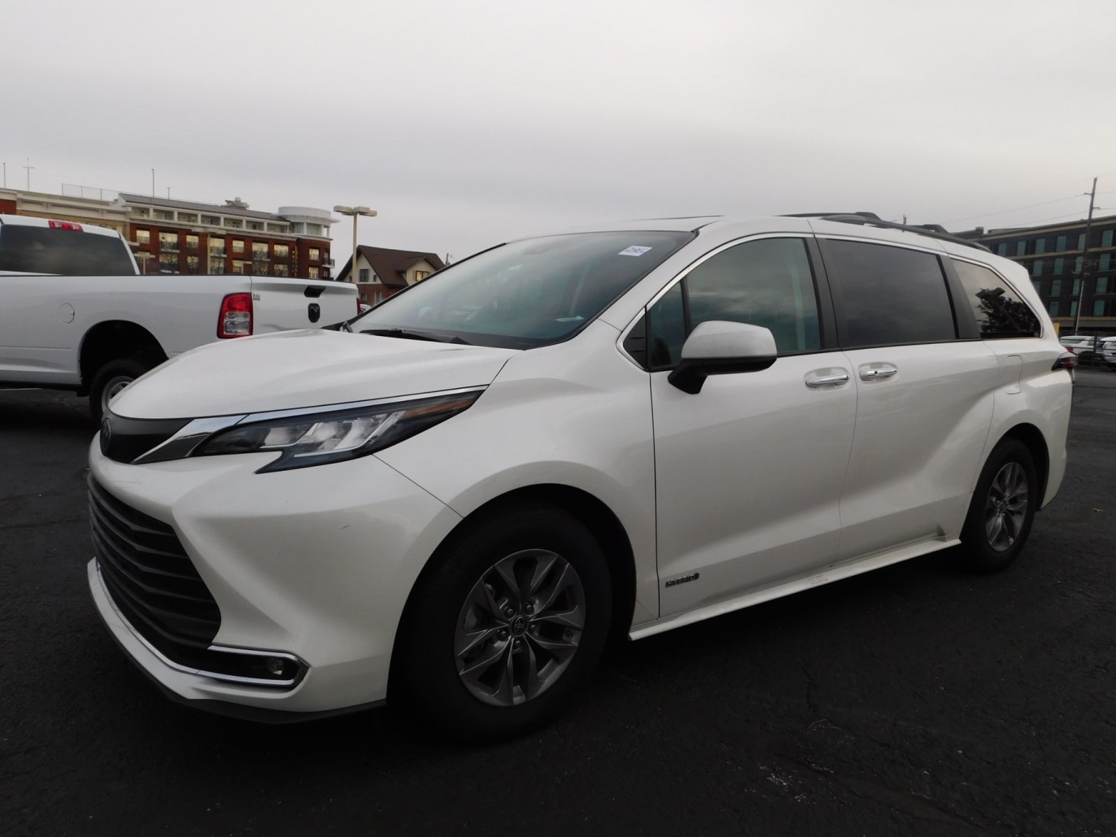 2021 Toyota Sienna XLE's photo