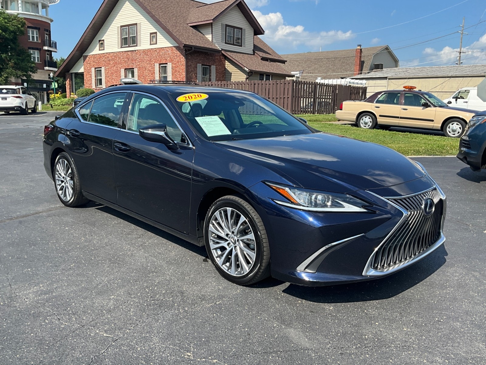 2020 Lexus ES 300h 300h's photo