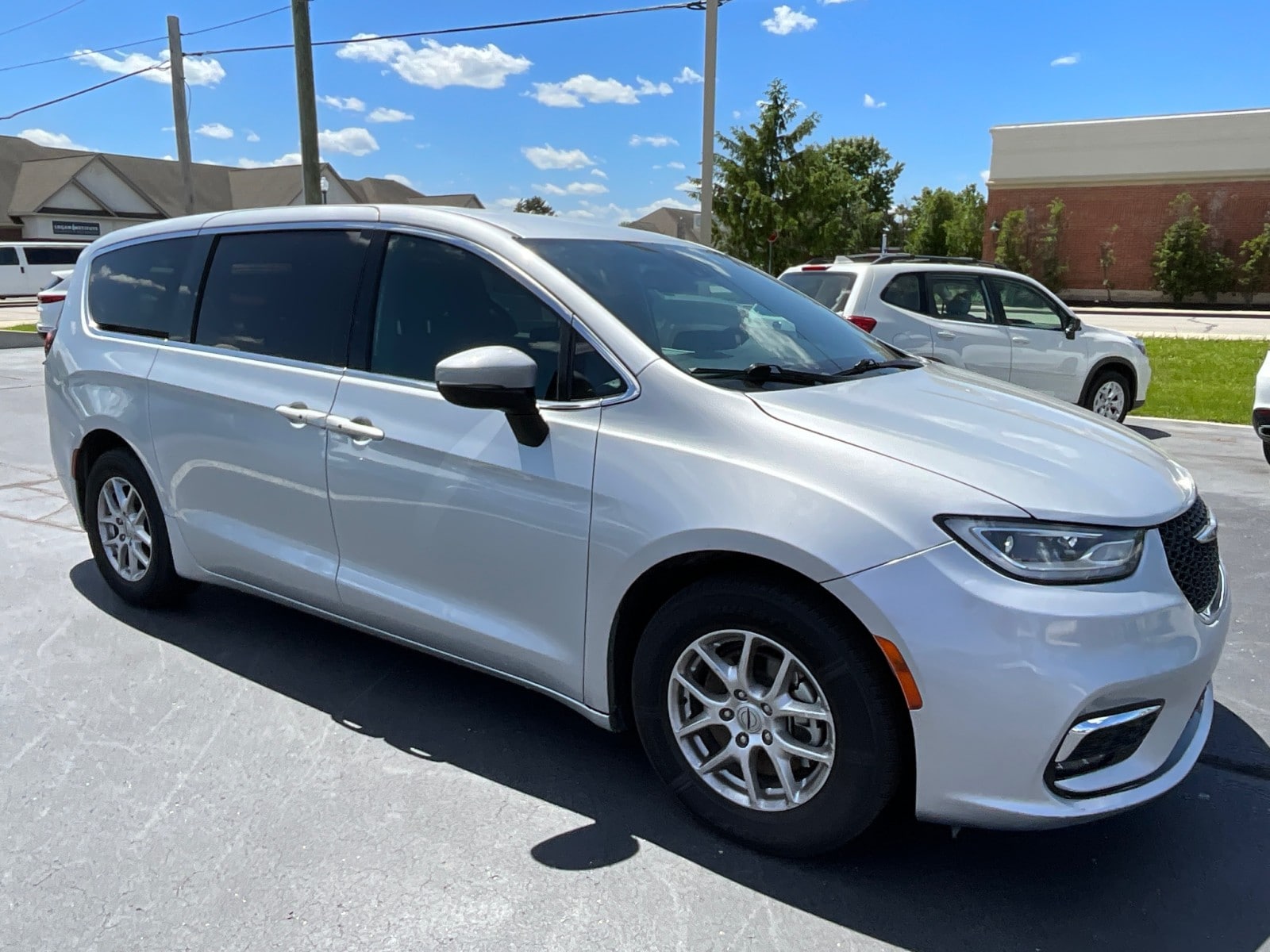 2023 Chrysler Pacifica Touring's photo
