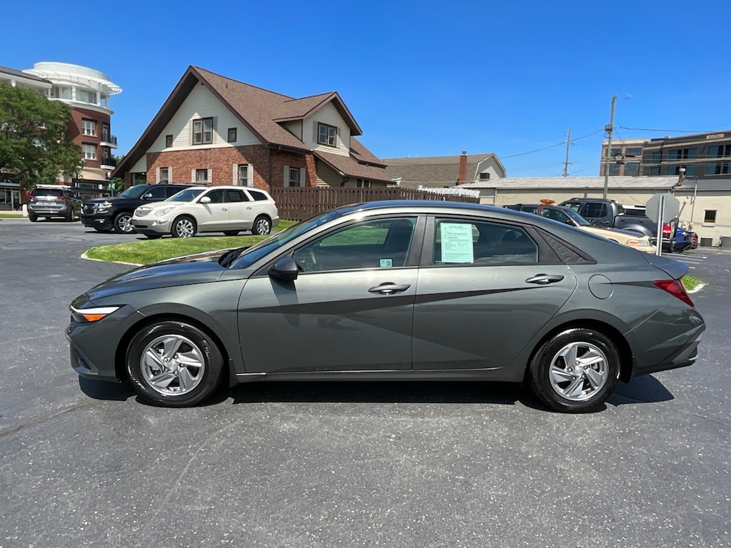 Used 2024 Hyundai Elantra SE Sedan