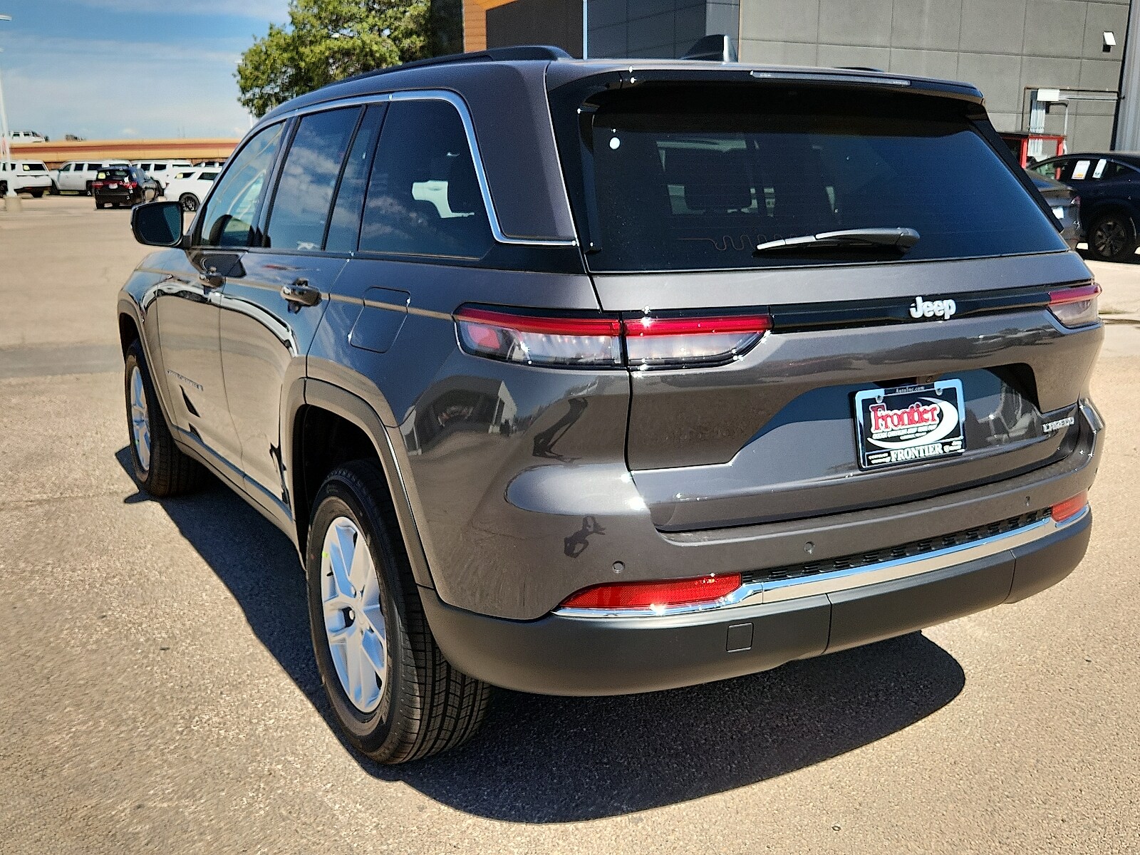 2025 Jeep Grand Cherokee Laredo photo 3
