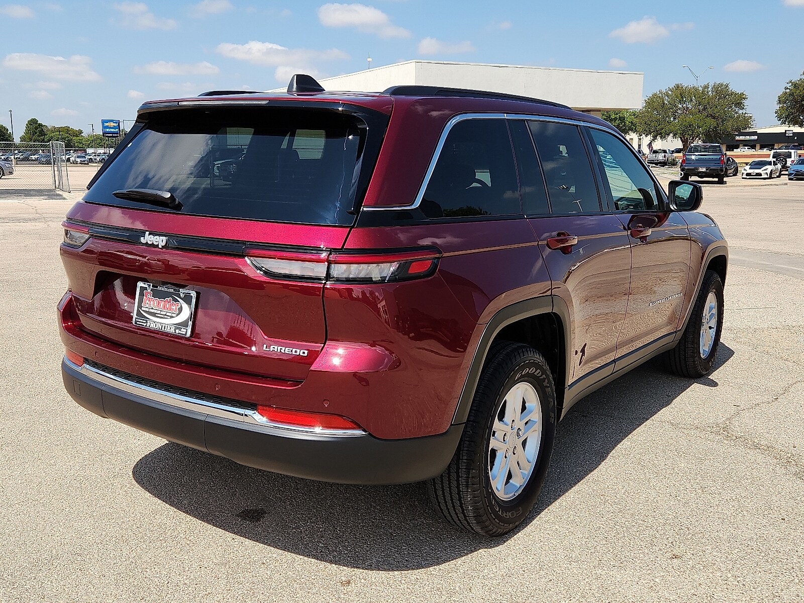 2025 Jeep Grand Cherokee Laredo photo 4