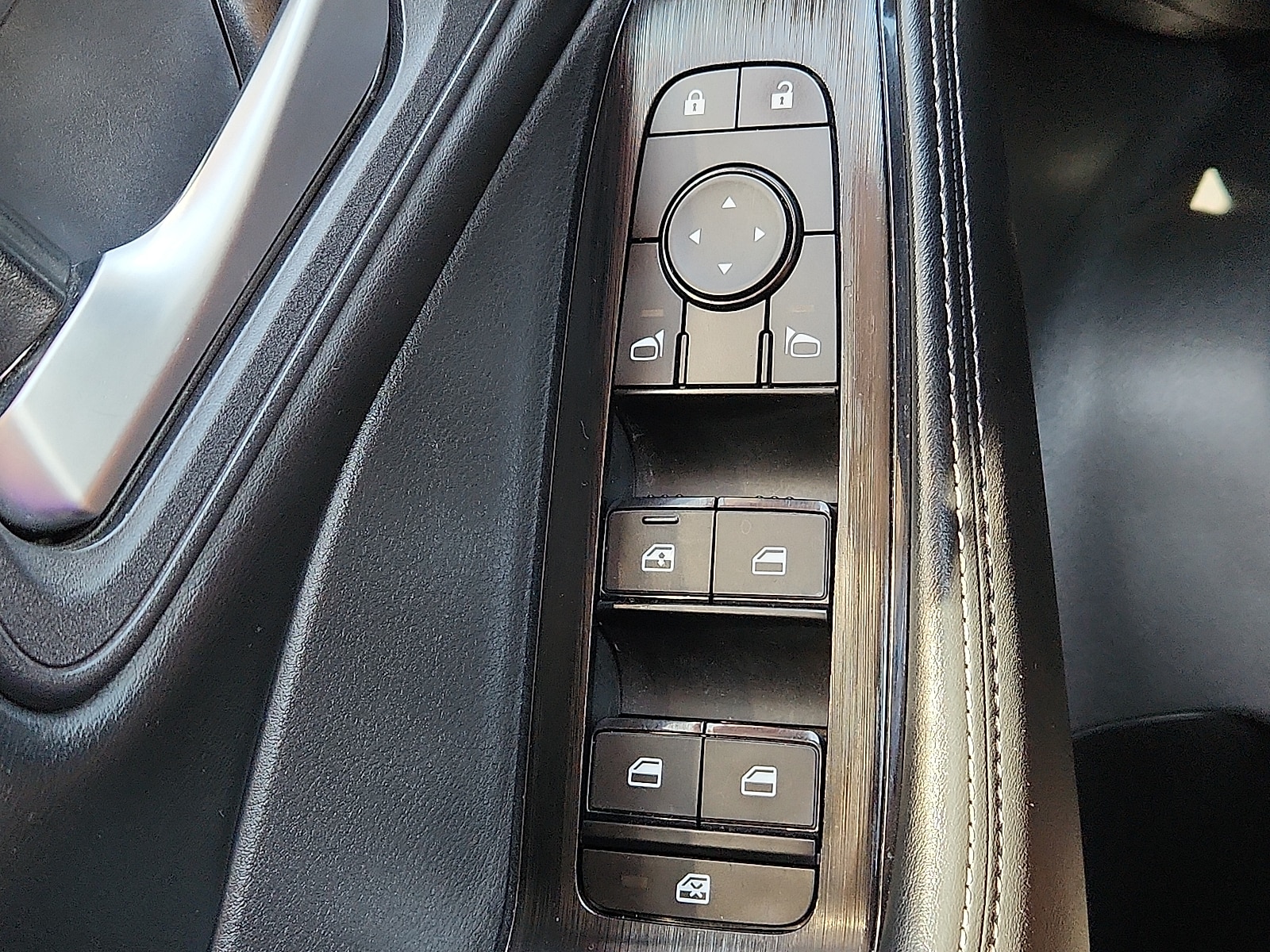 2025 Nissan Rogue SV - Photo 17