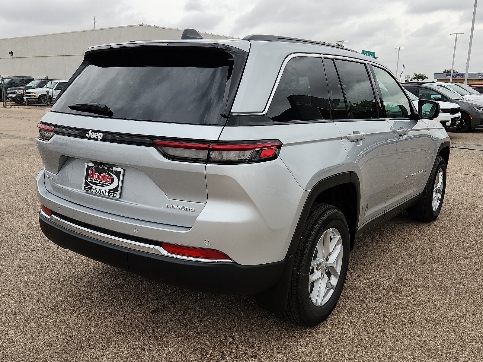 2025 Jeep Grand Cherokee Laredo photo 4