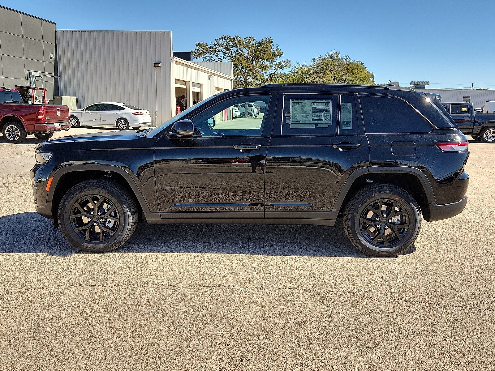 2025 Jeep Grand Cherokee Altitude photo 2