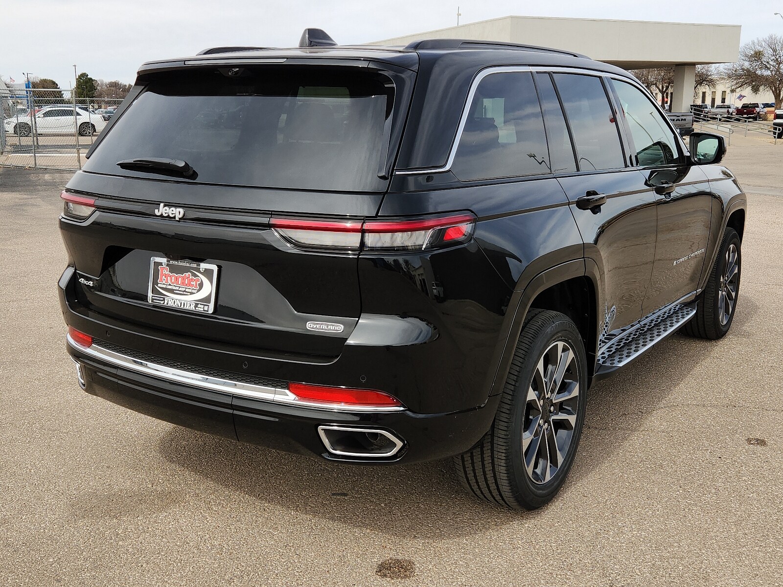 2025 Jeep Grand Cherokee Overland photo 4