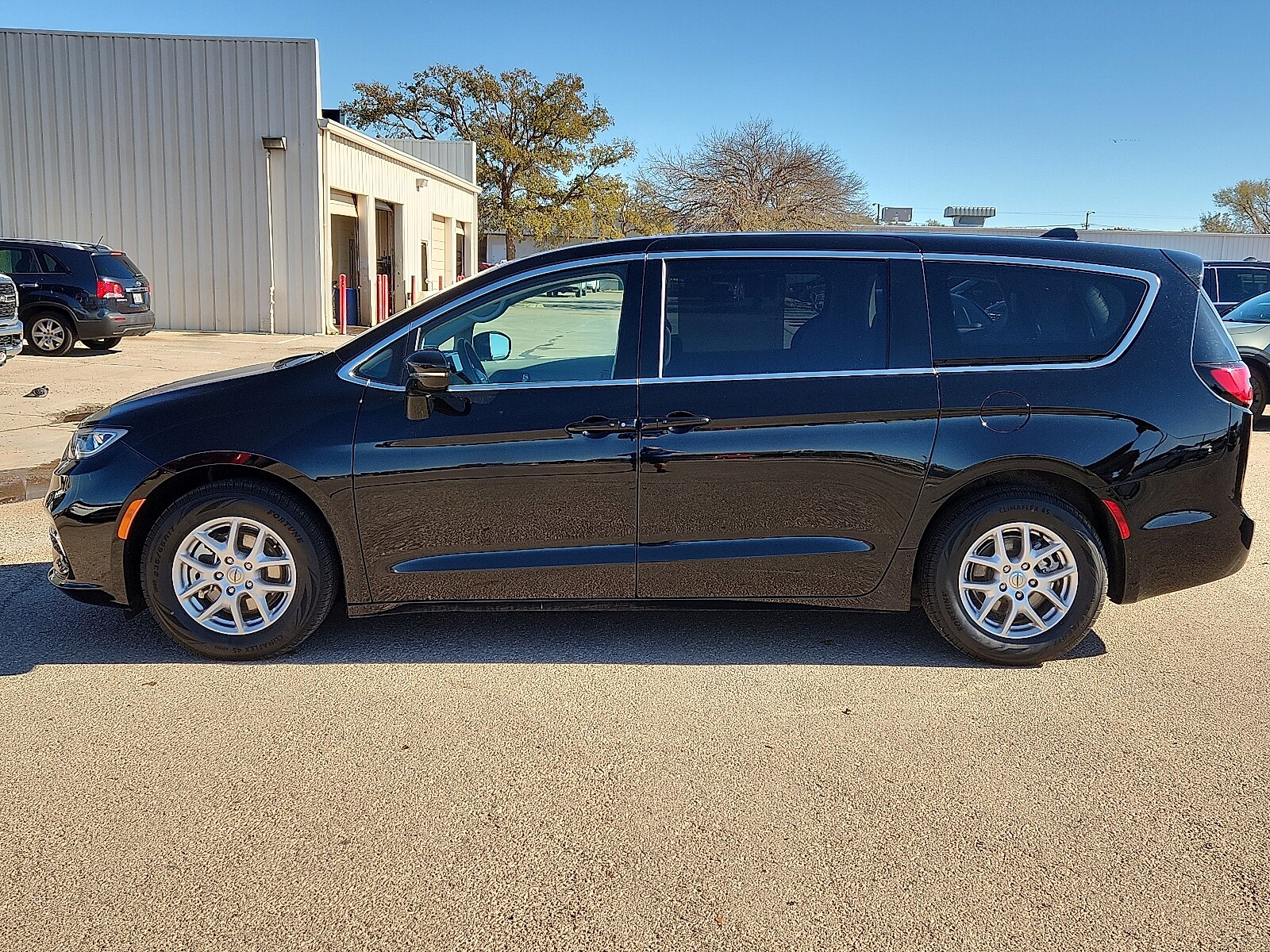 2024 Chrysler Pacifica Touring L photo 2