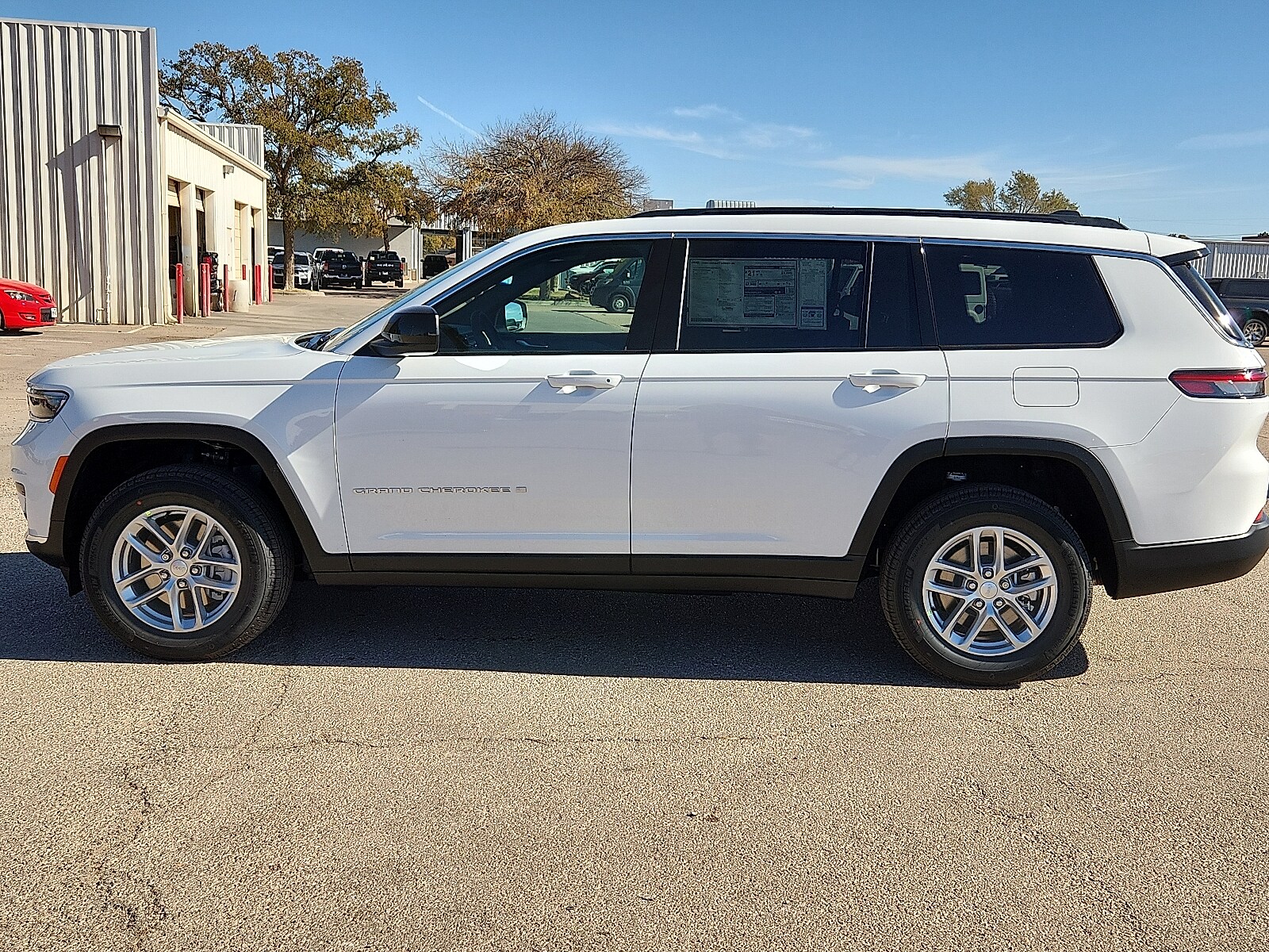 2025 Jeep Grand Cherokee Laredo photo 2