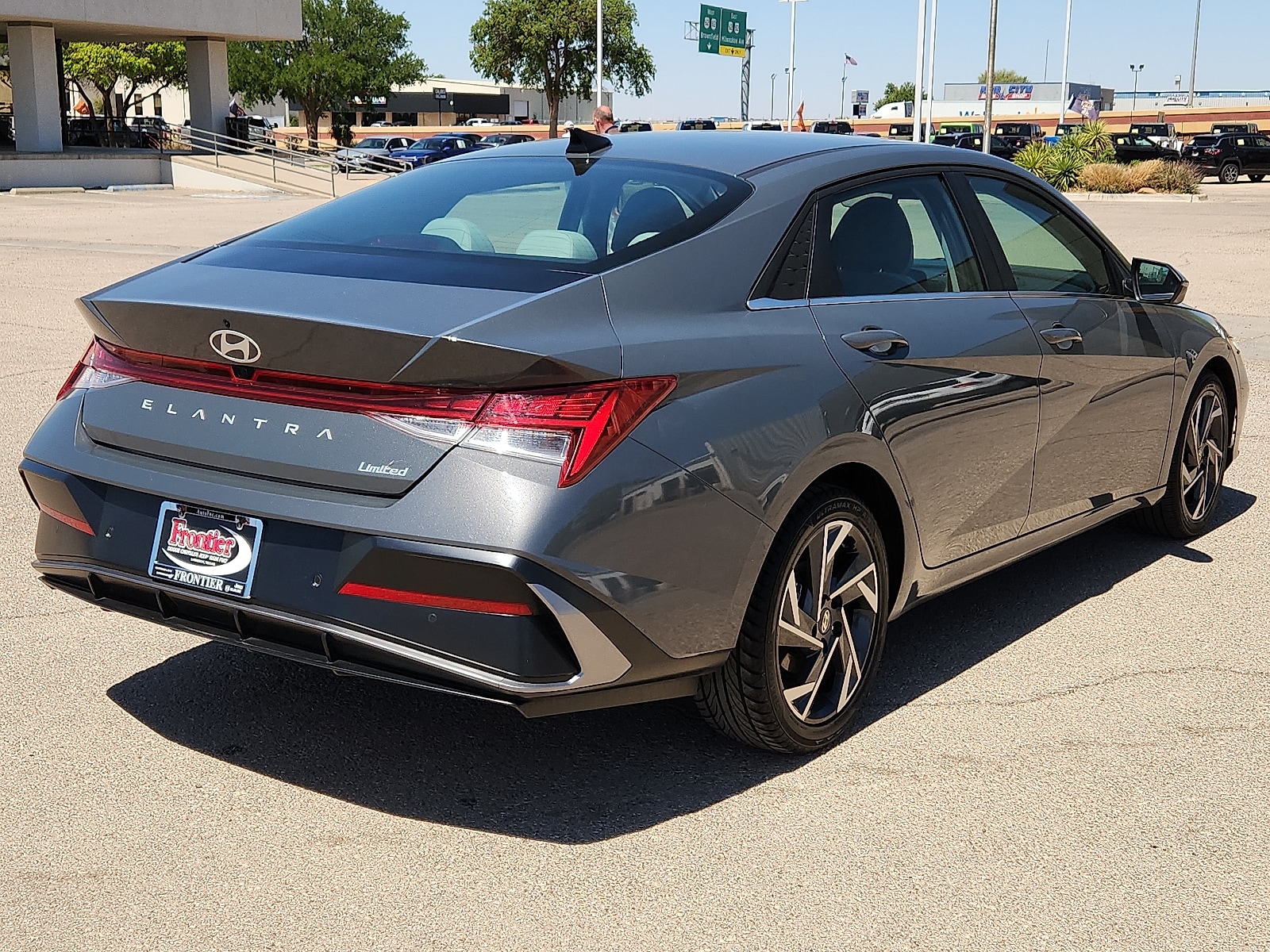 2024 Hyundai Elantra Limited - Photo 4