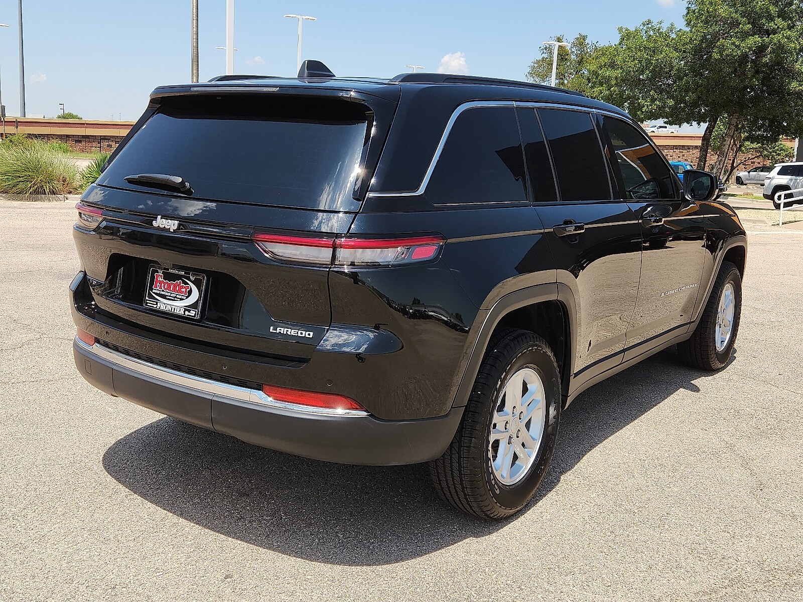 2025 Jeep Grand Cherokee Laredo photo 3