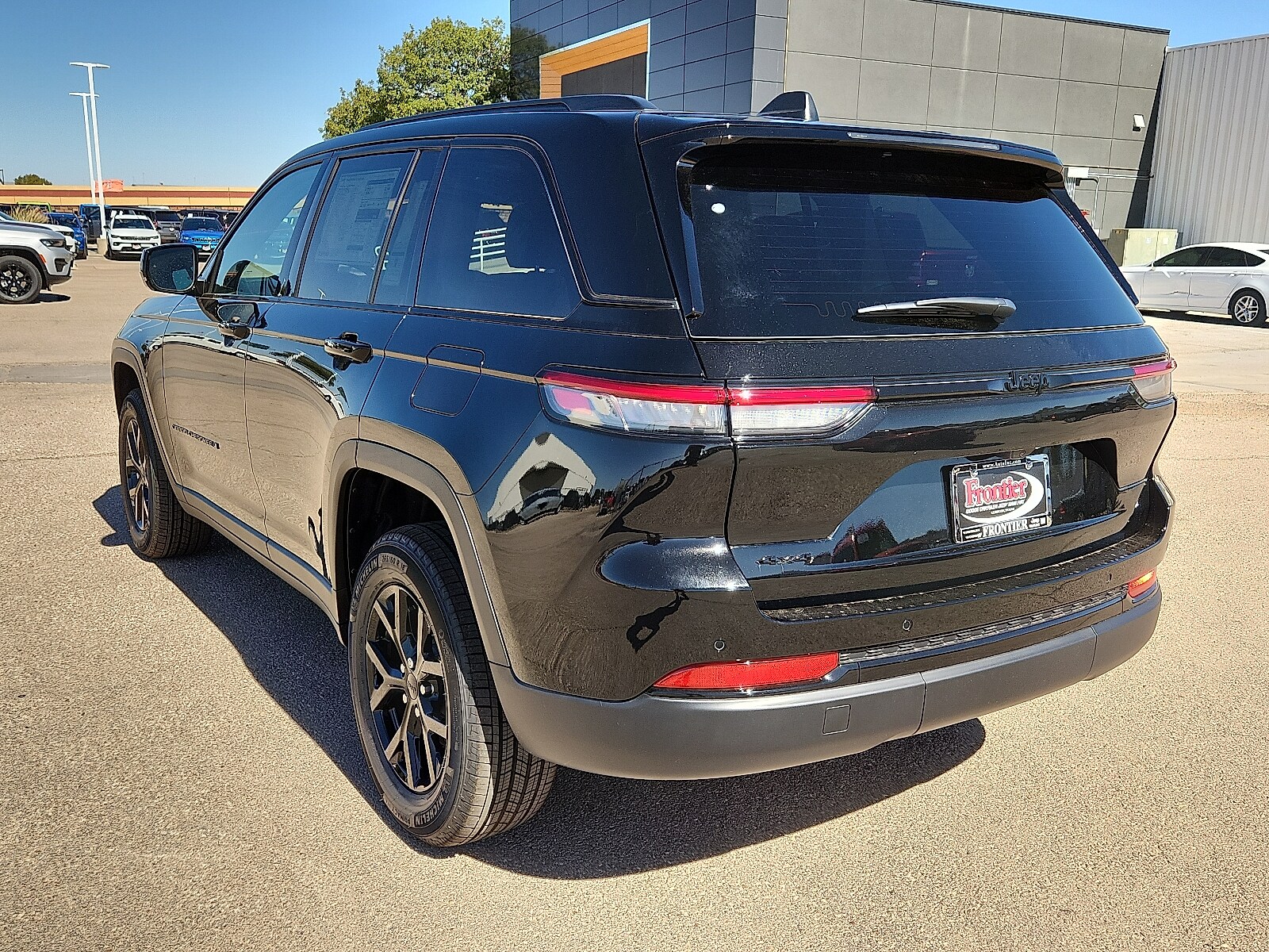 2025 Jeep Grand Cherokee Altitude photo 3