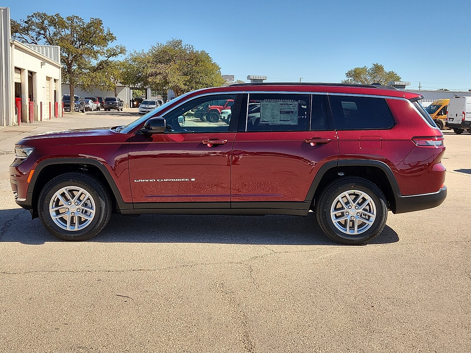 2025 Jeep Grand Cherokee Laredo photo 2