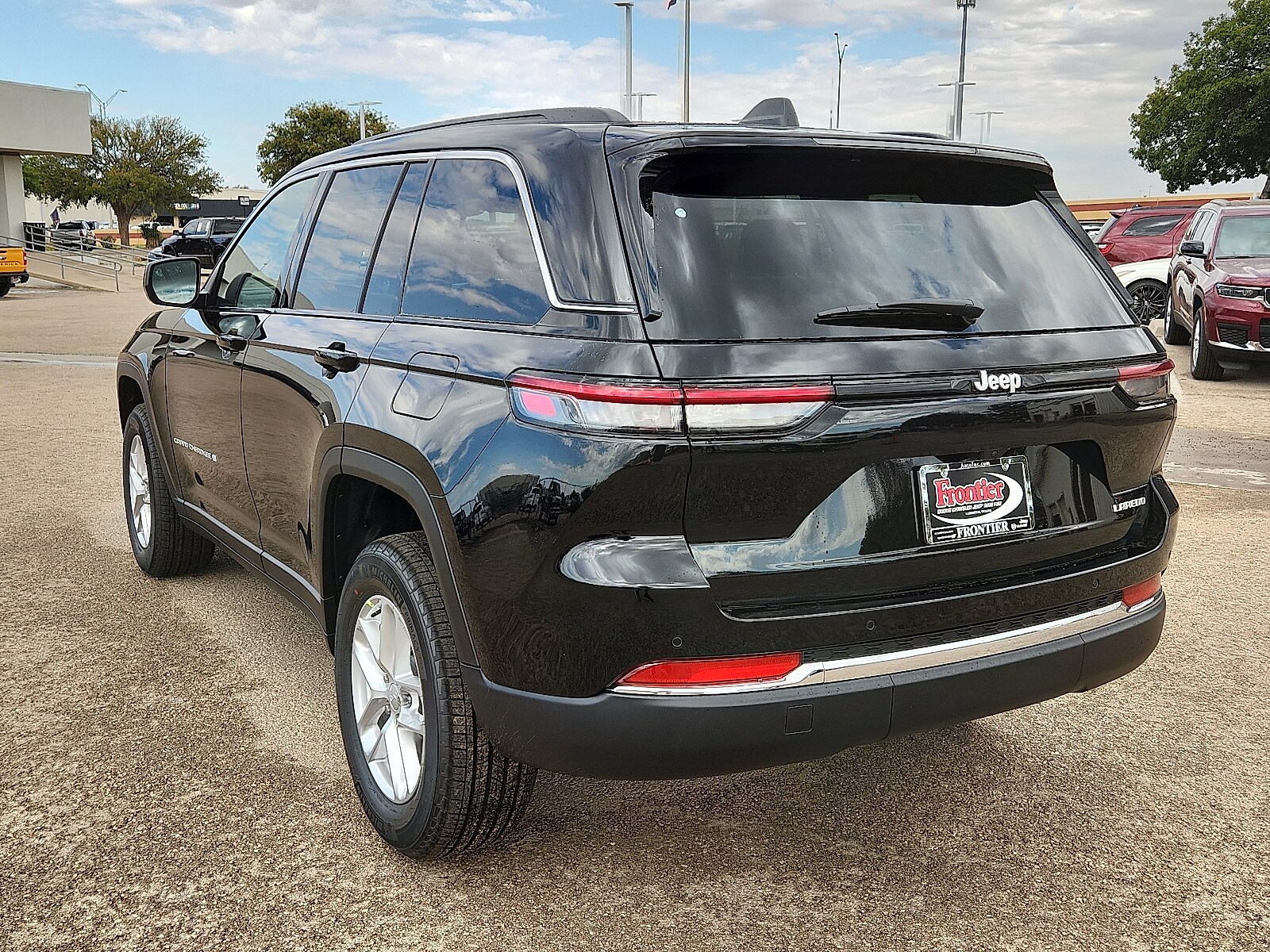 2025 Jeep Grand Cherokee Laredo photo 2