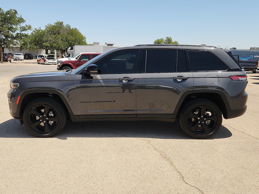 Used 2024 Jeep Grand Cherokee Laredo SUV
