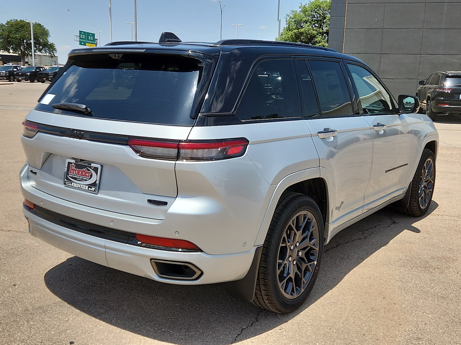 2025 Jeep Grand Cherokee Summit photo 3