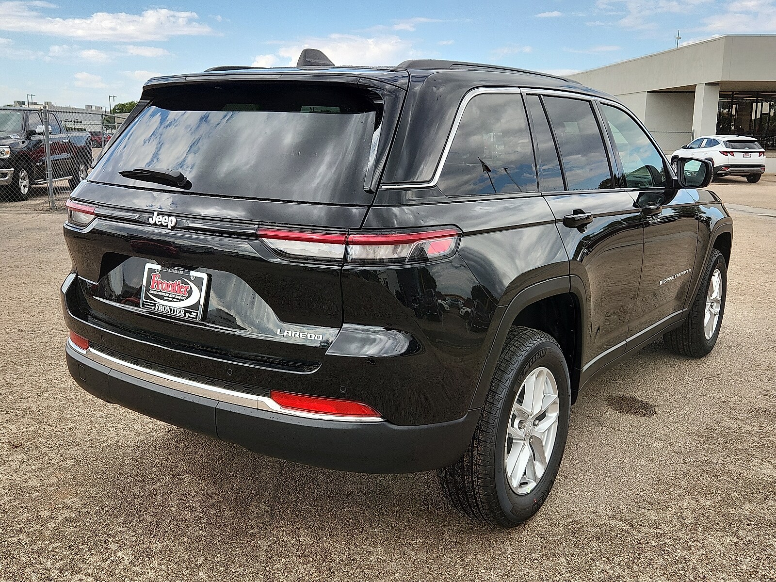 2025 Jeep Grand Cherokee Laredo photo 3