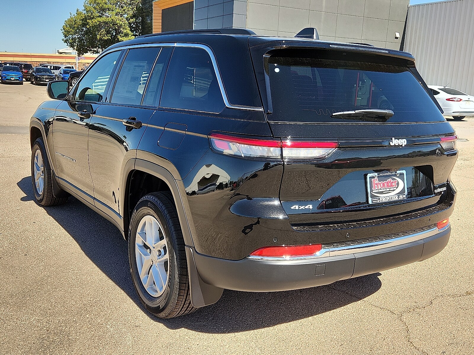 2025 Jeep Grand Cherokee Laredo photo 2