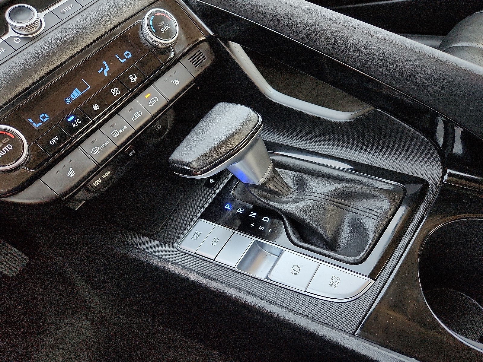 2025 Hyundai Elantra Limited - Photo 20