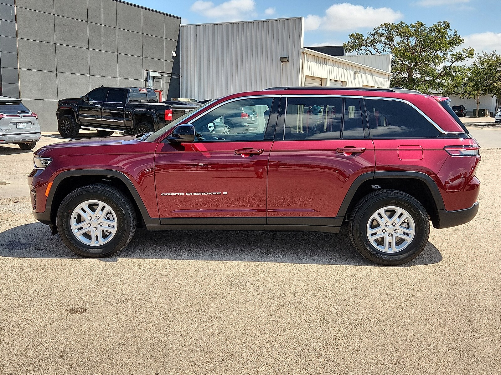 2025 Jeep Grand Cherokee Laredo photo 2