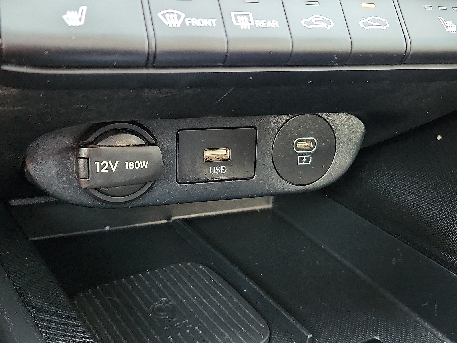 2025 Hyundai Elantra Limited - Photo 17