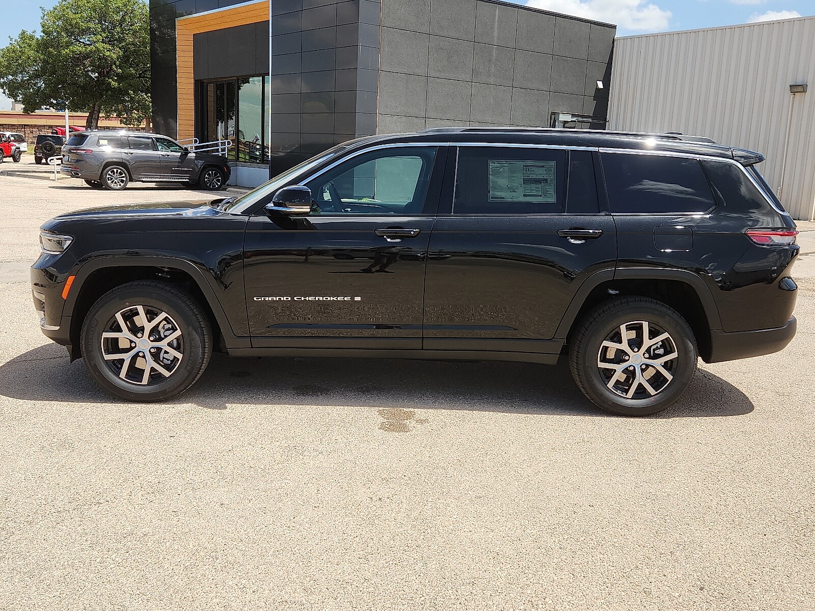 2025 Jeep Grand Cherokee Limited photo 2