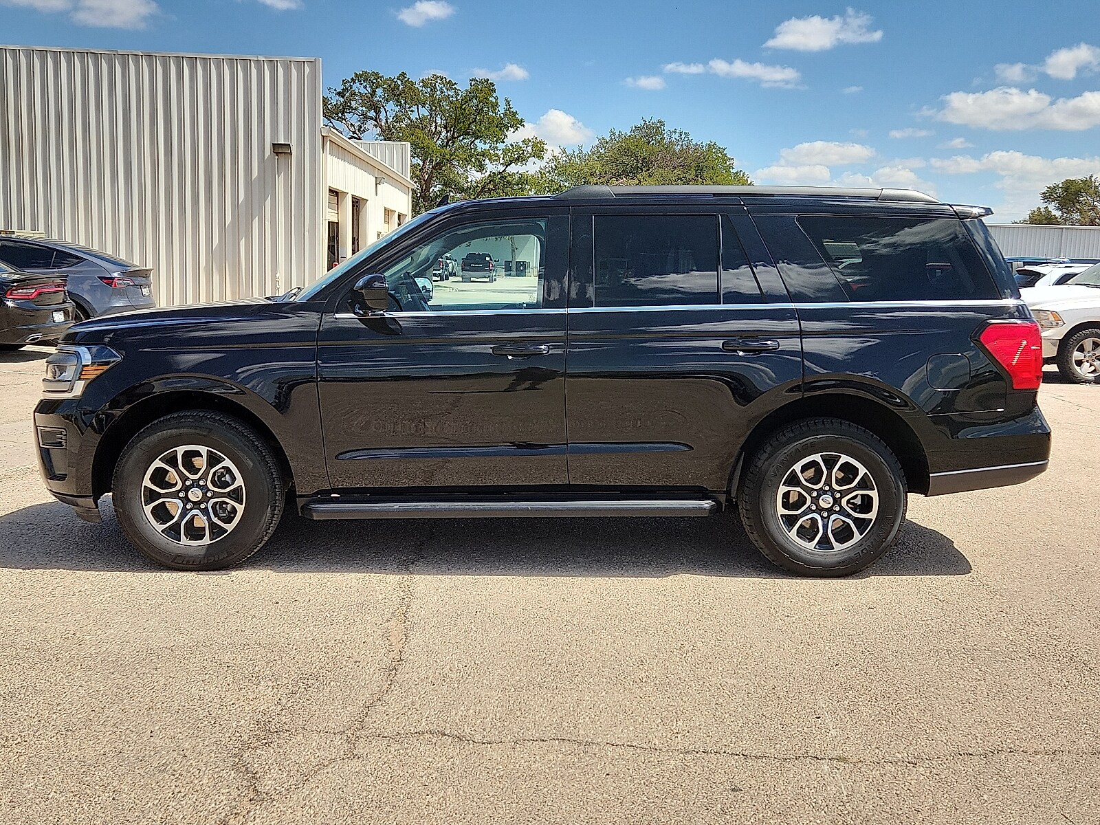 2024 Ford Expedition XLT photo 2