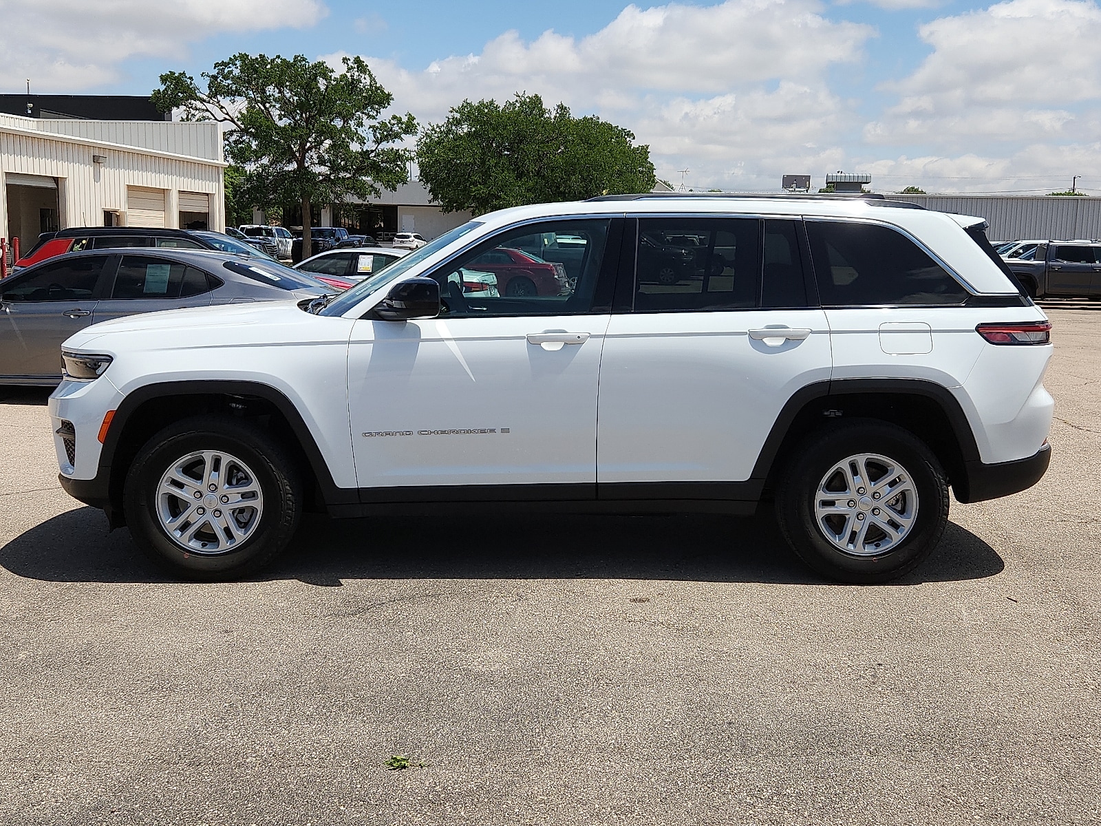 Used 2024 Jeep Grand Cherokee Laredo with VIN 1C4RJHAG1R8923715 for sale in Lubbock, TX