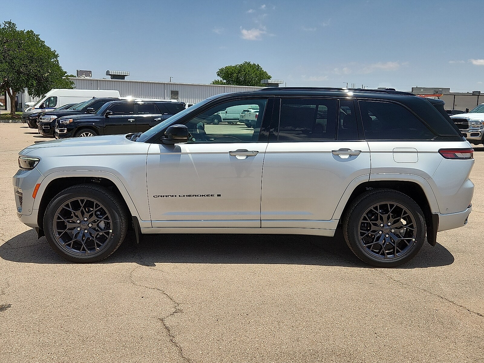 2025 Jeep Grand Cherokee Summit photo 2