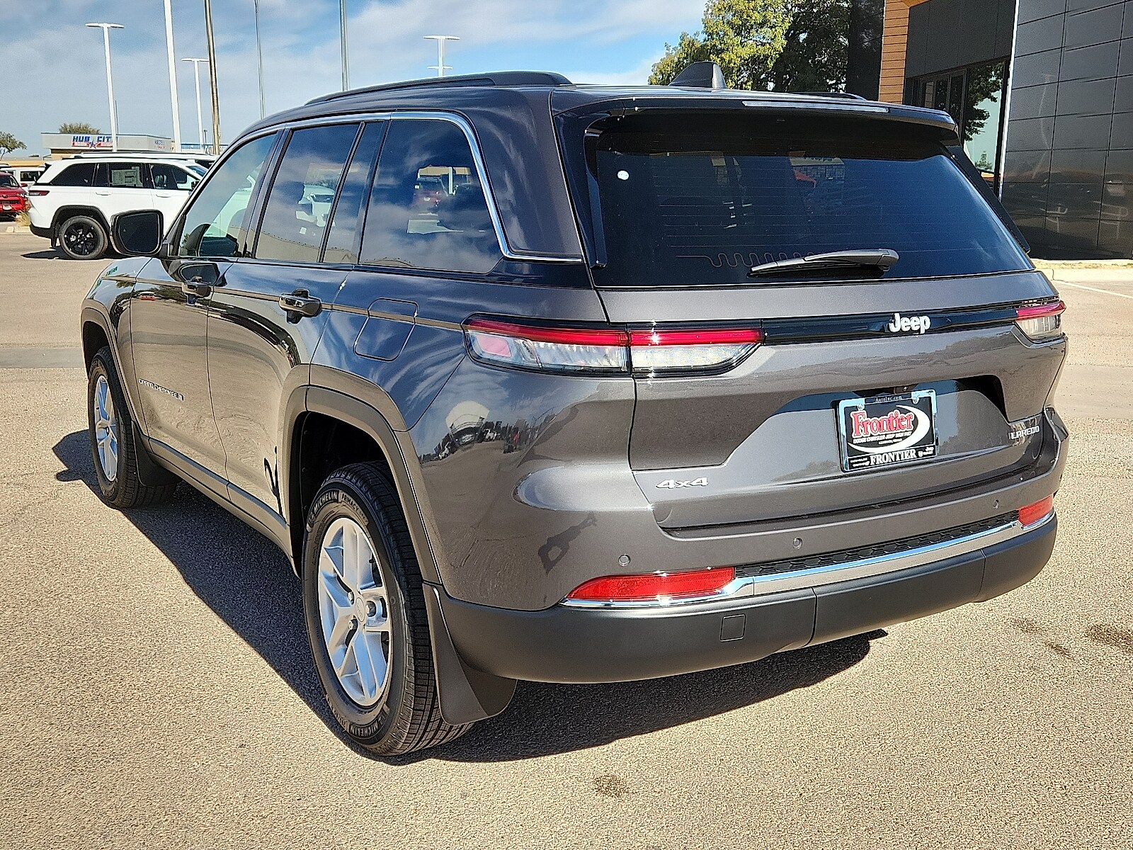 2025 Jeep Grand Cherokee Laredo photo 2