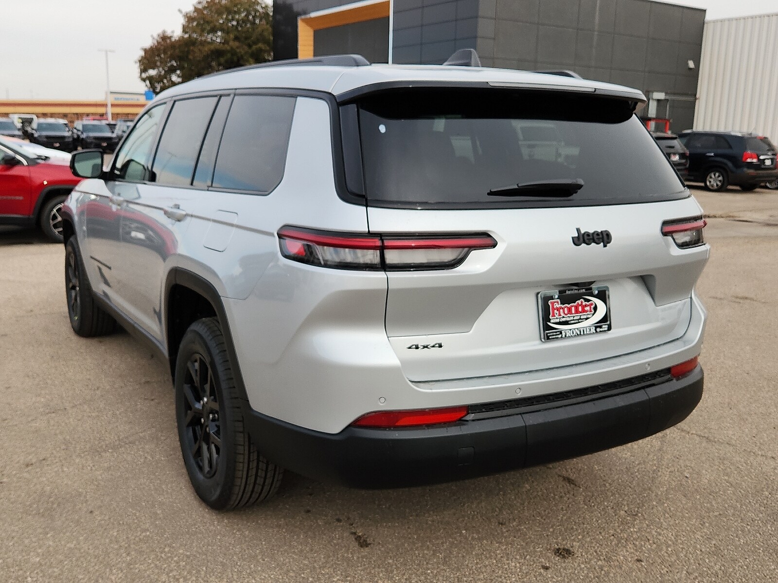 2025 Jeep Grand Cherokee Altitude photo 2