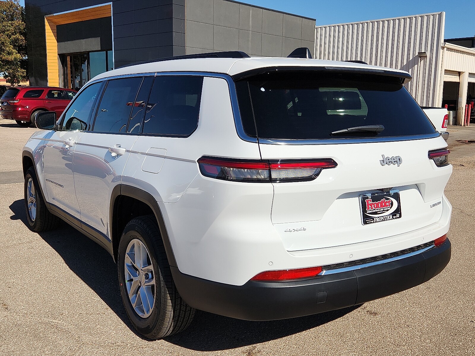 2025 Jeep Grand Cherokee Laredo photo 3