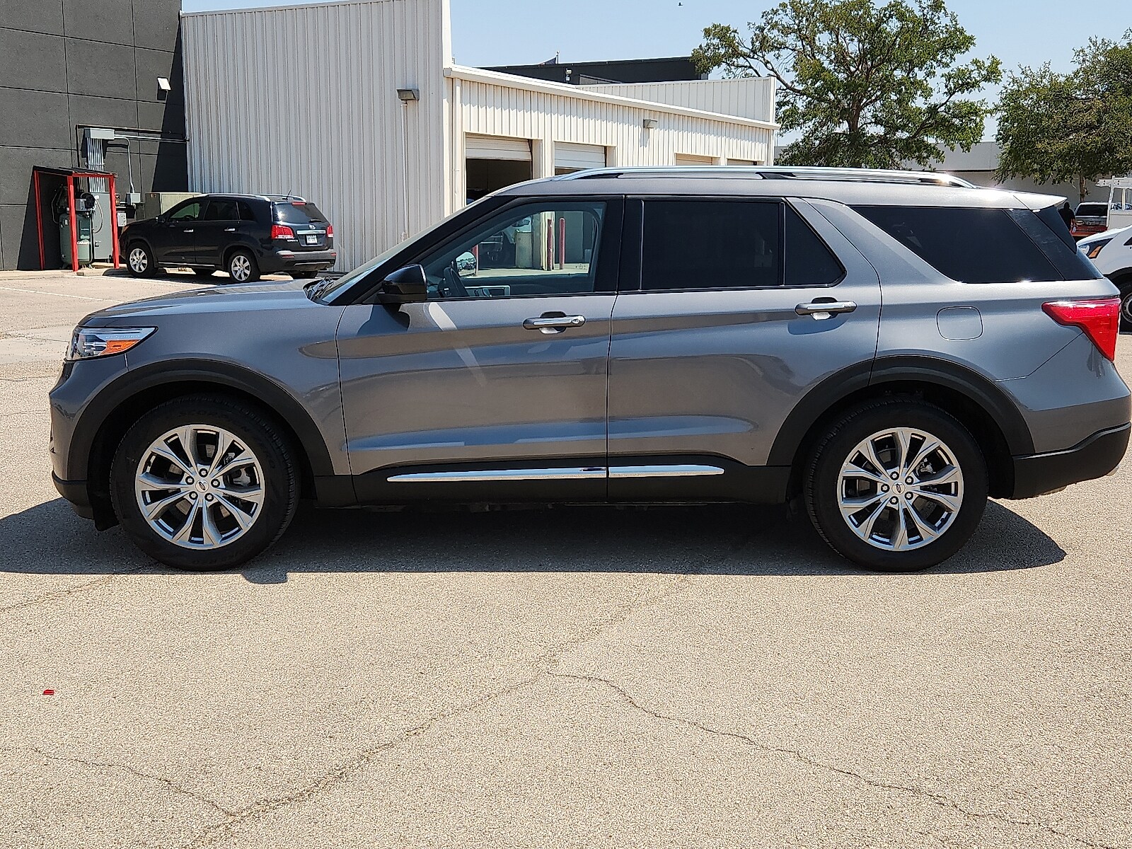 2023 Ford Explorer Limited photo 2