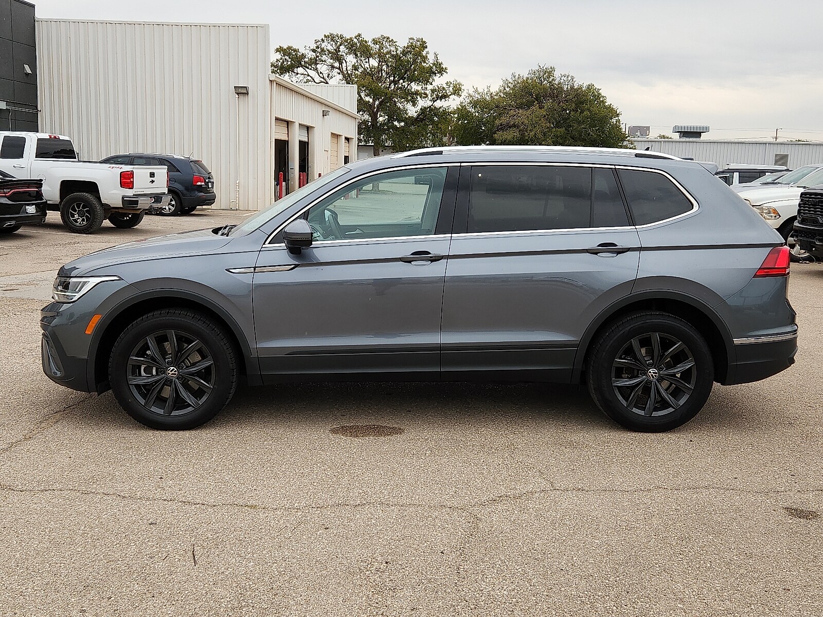 2024 Volkswagen Tiguan SE Wolfsburg Edition photo 2