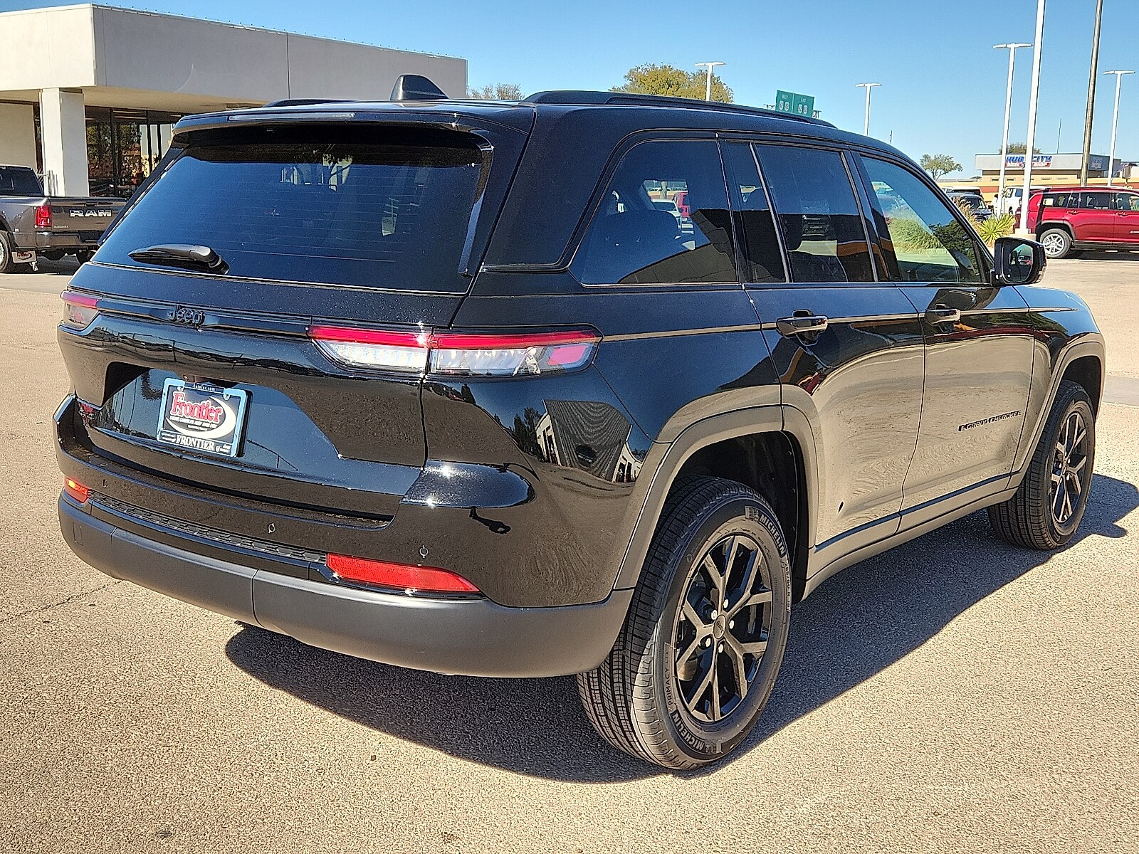 2025 Jeep Grand Cherokee Altitude photo 2
