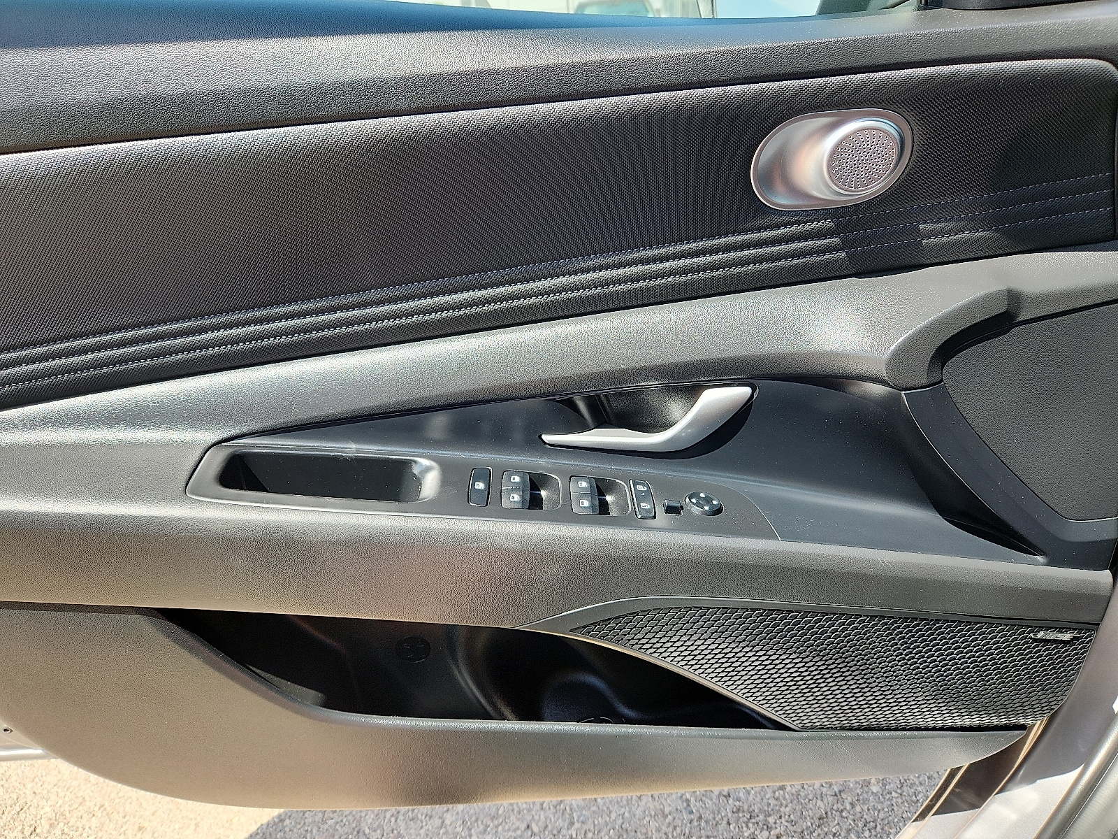2025 Hyundai Elantra Limited - Photo 13