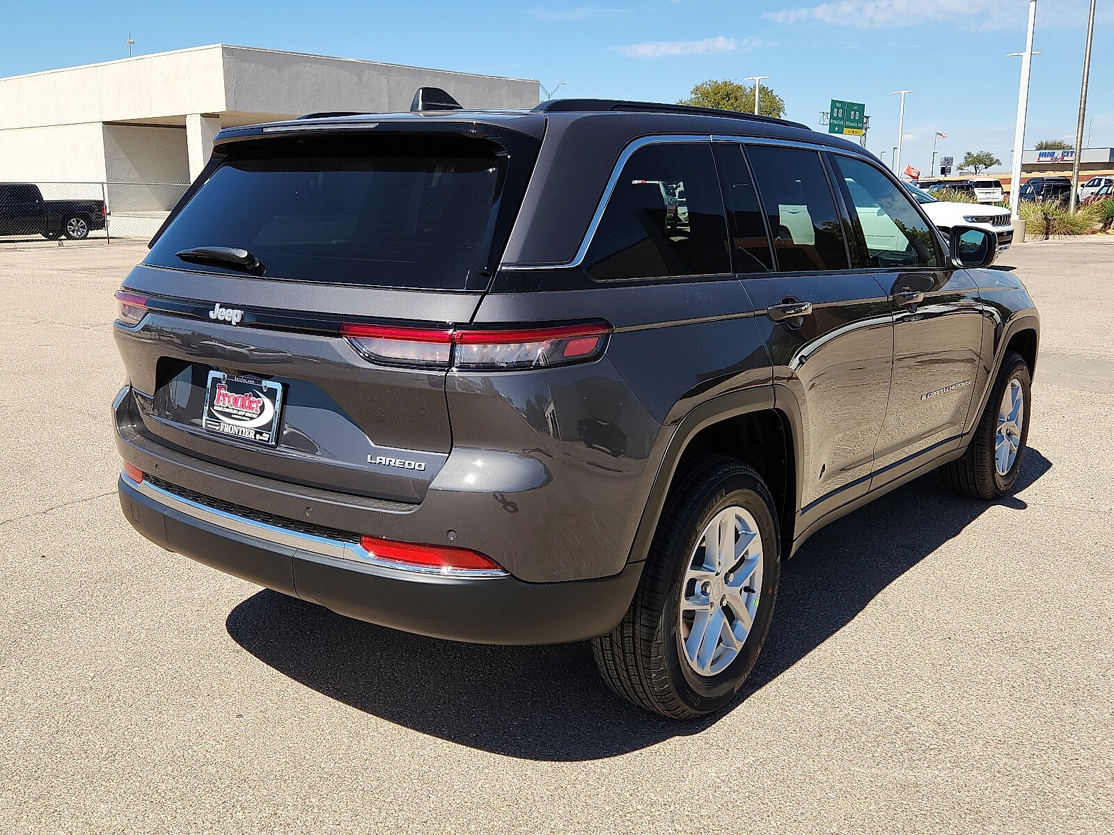 2025 Jeep Grand Cherokee Laredo photo 4