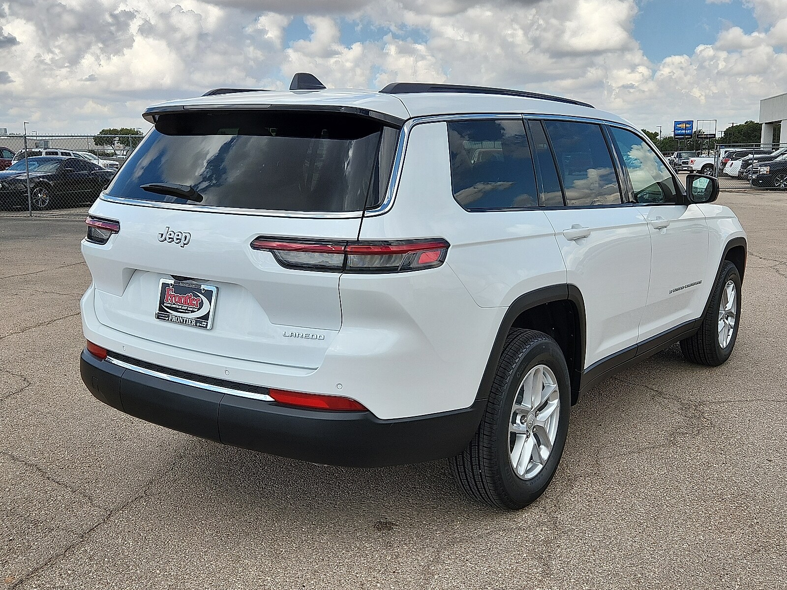 2025 Jeep Grand Cherokee Laredo photo 2