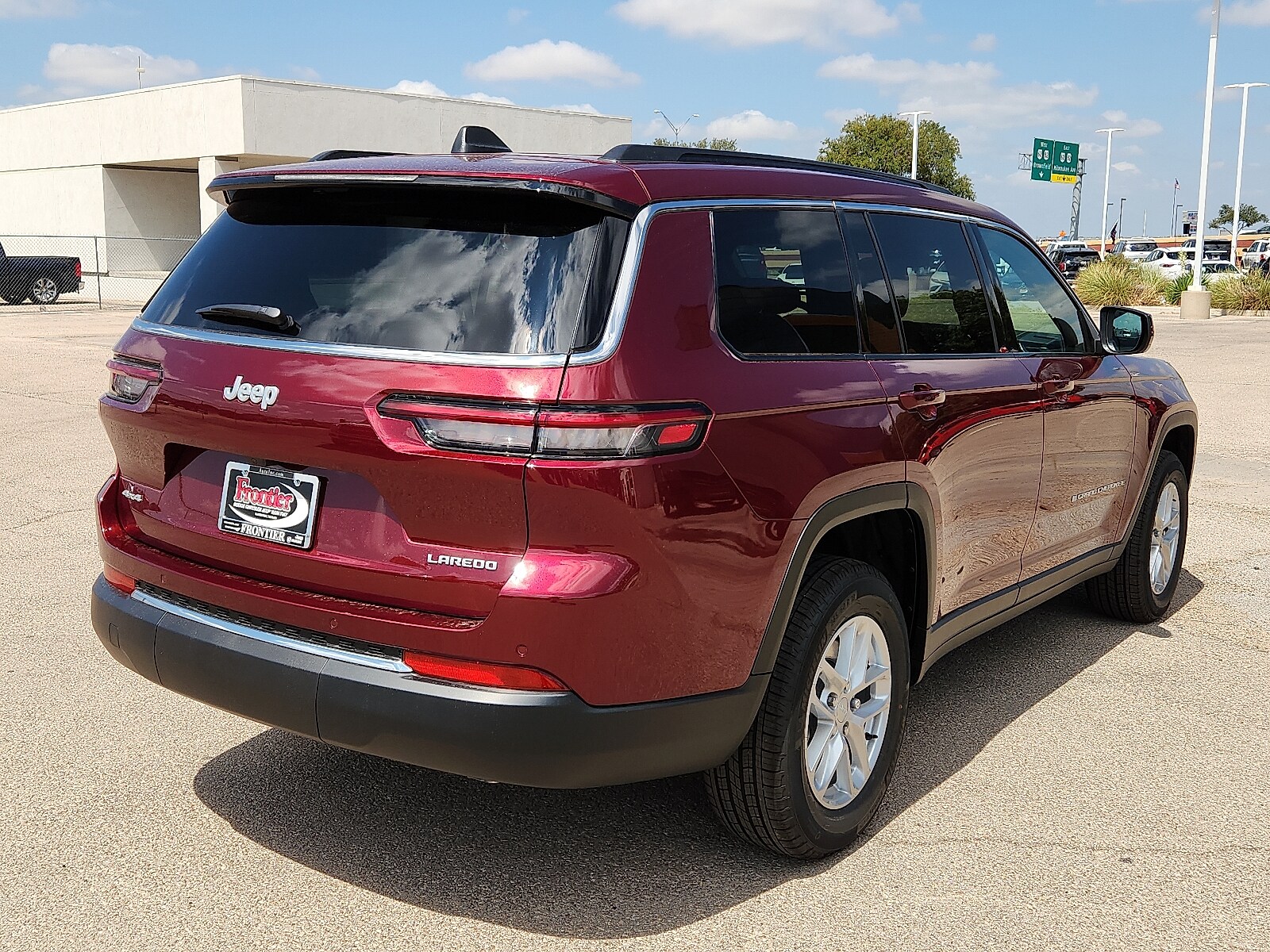 2025 Jeep Grand Cherokee Laredo photo 4