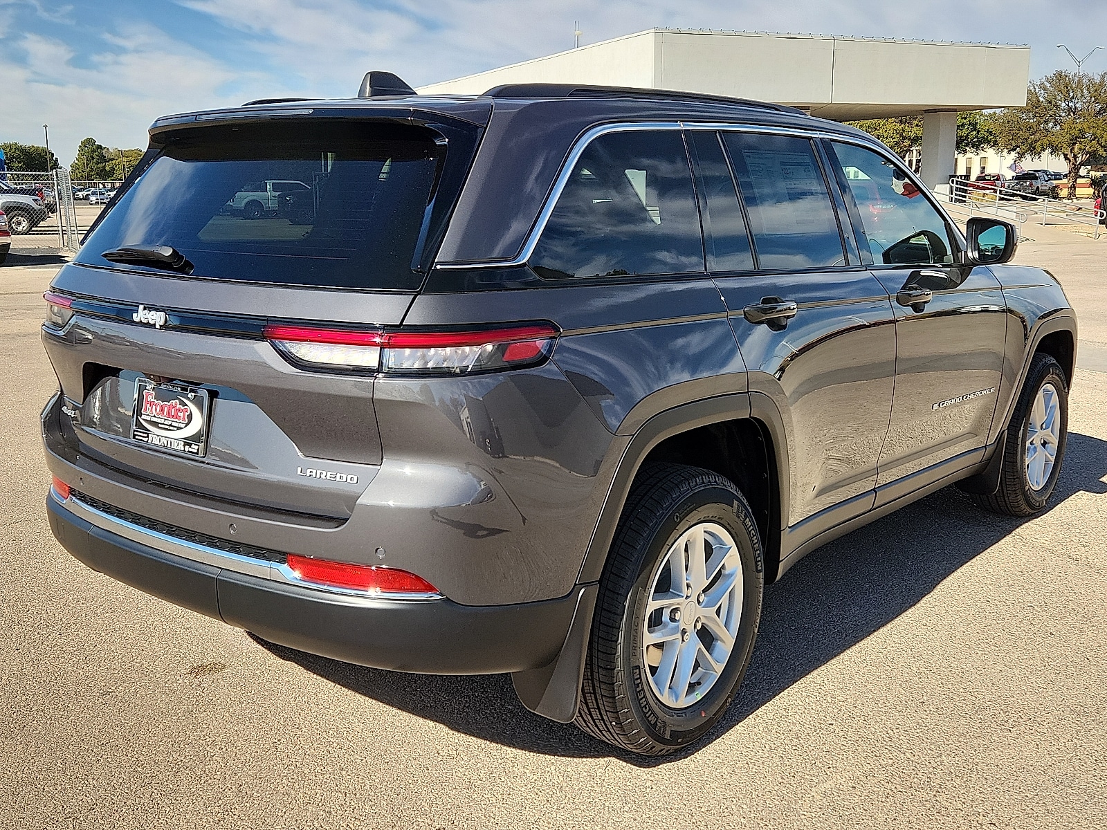 2025 Jeep Grand Cherokee Laredo photo 3