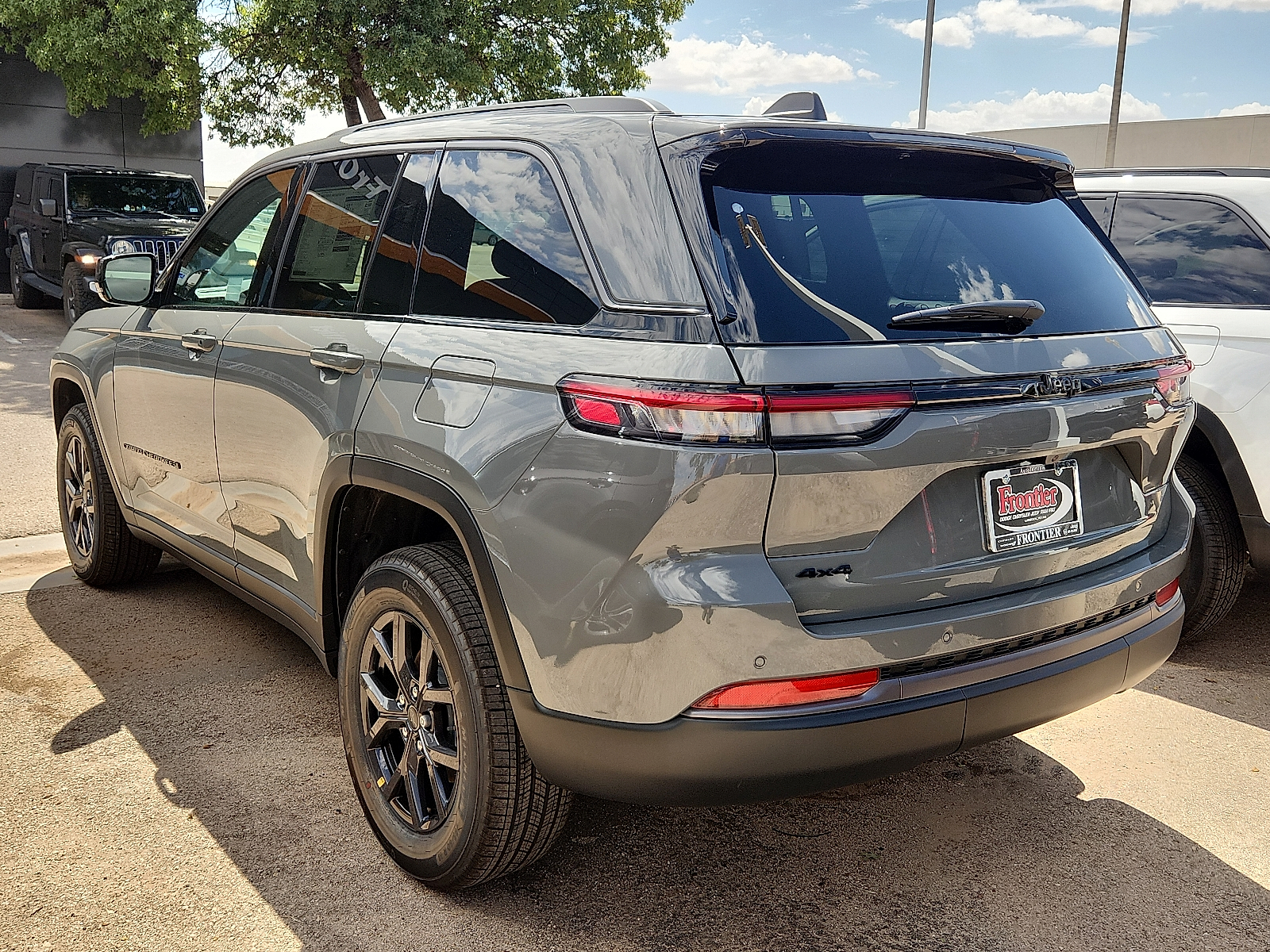 New 2027 Jeep Grand Cherokee 2 Row LAREDO 4X4 Sport Utility
