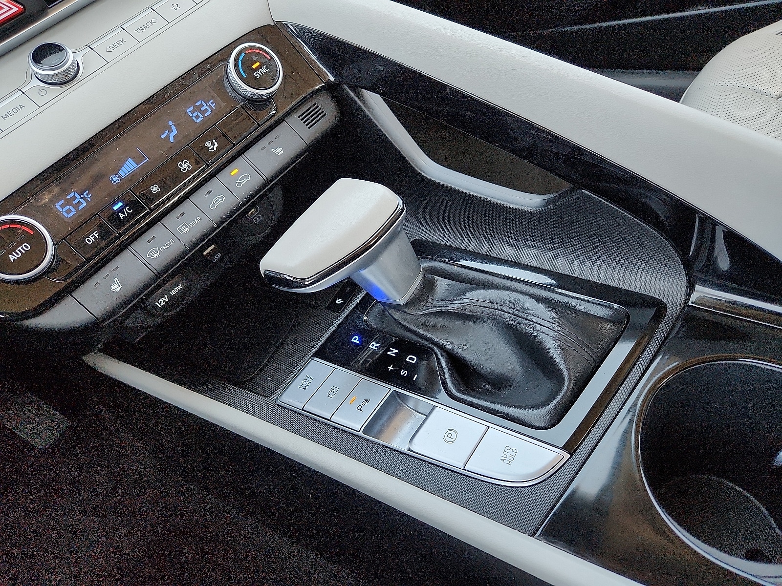 2024 Hyundai Elantra Limited - Photo 20