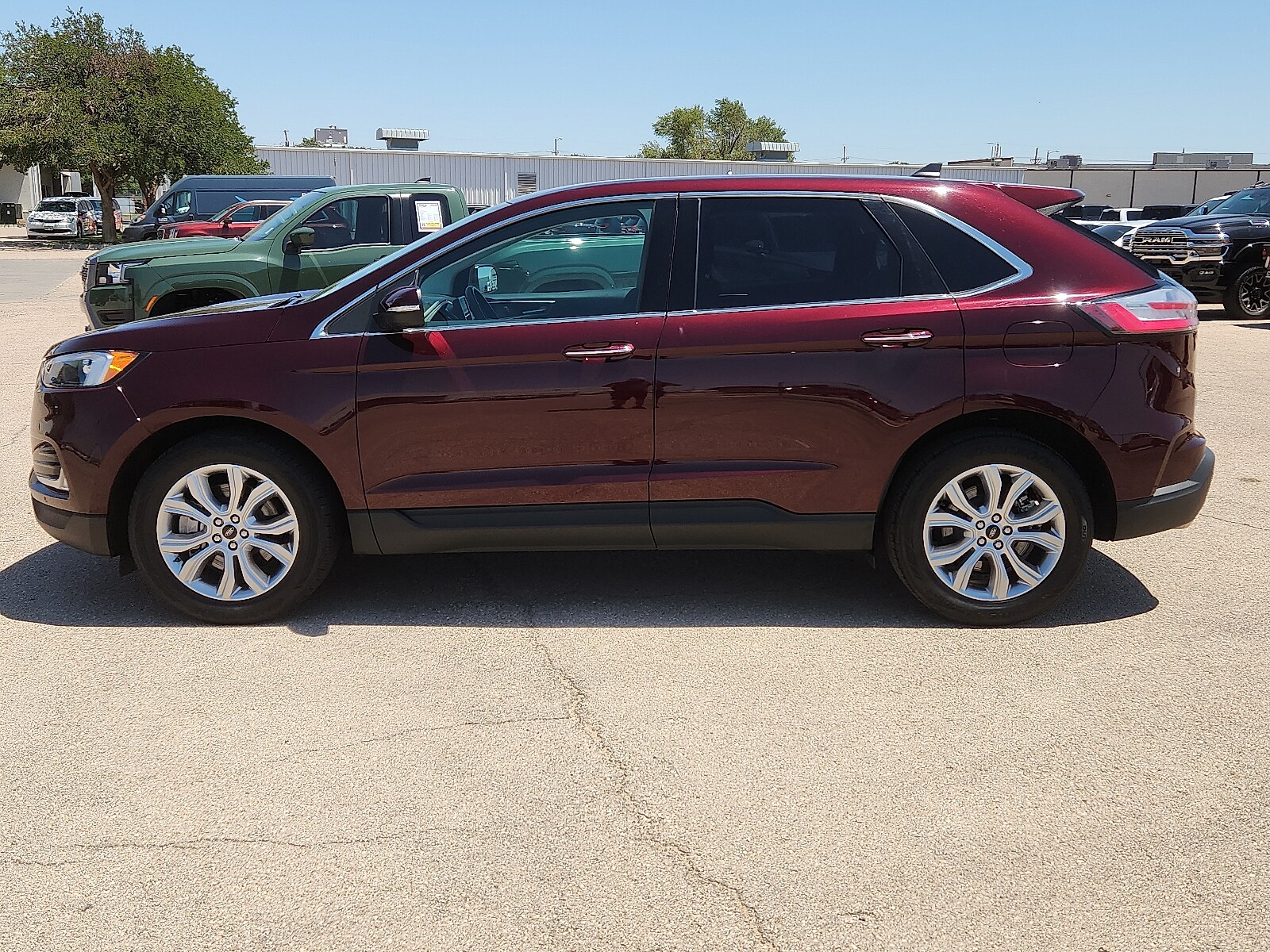 2024 Ford Edge Titanium photo 2