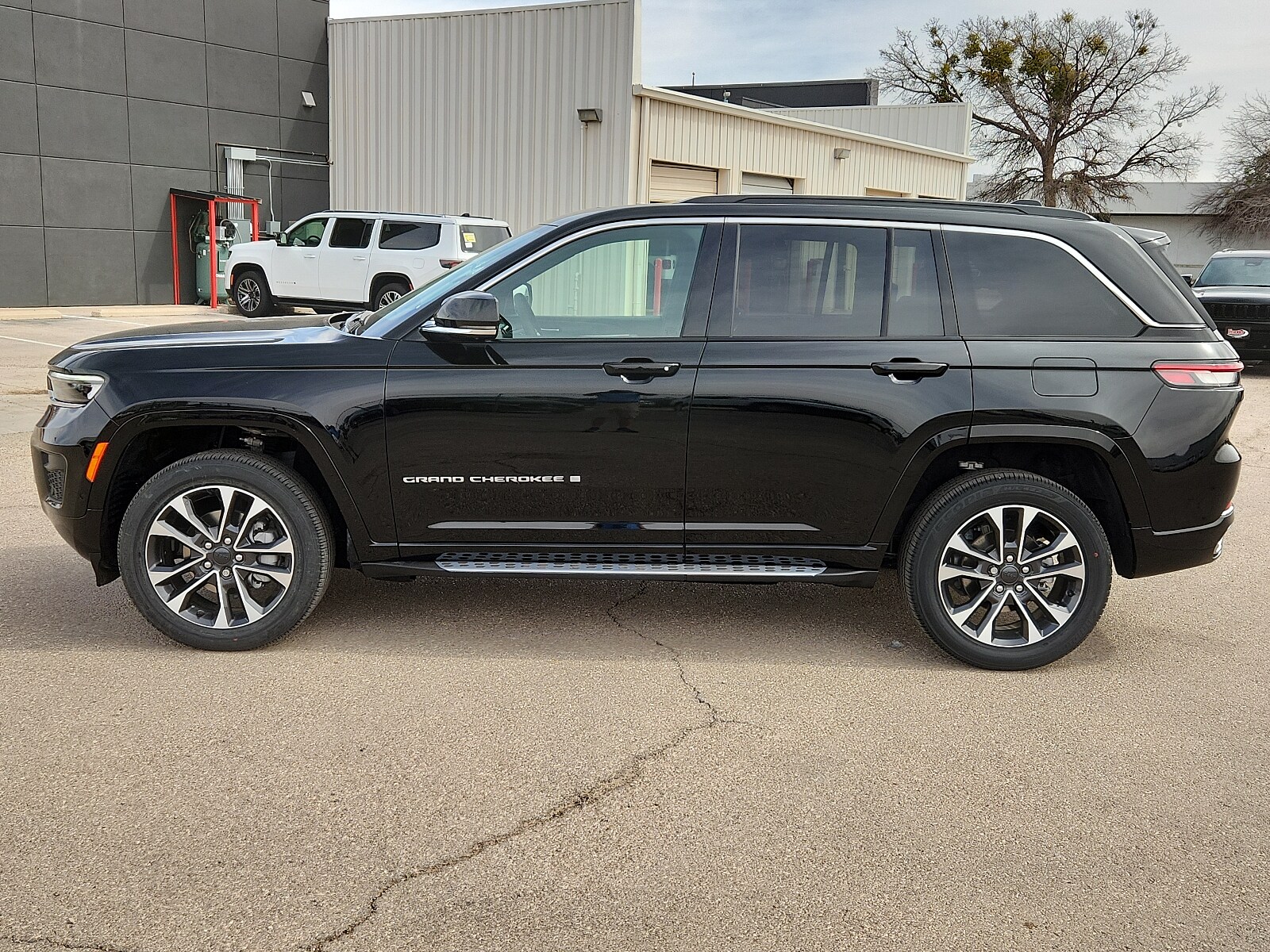 2025 Jeep Grand Cherokee Overland photo 2