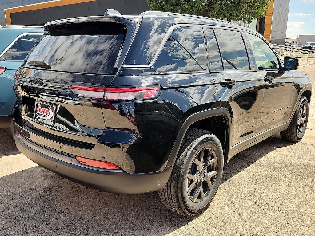 New 2027 Jeep Grand Cherokee 2 Row LAREDO 4X4 Sport Utility
